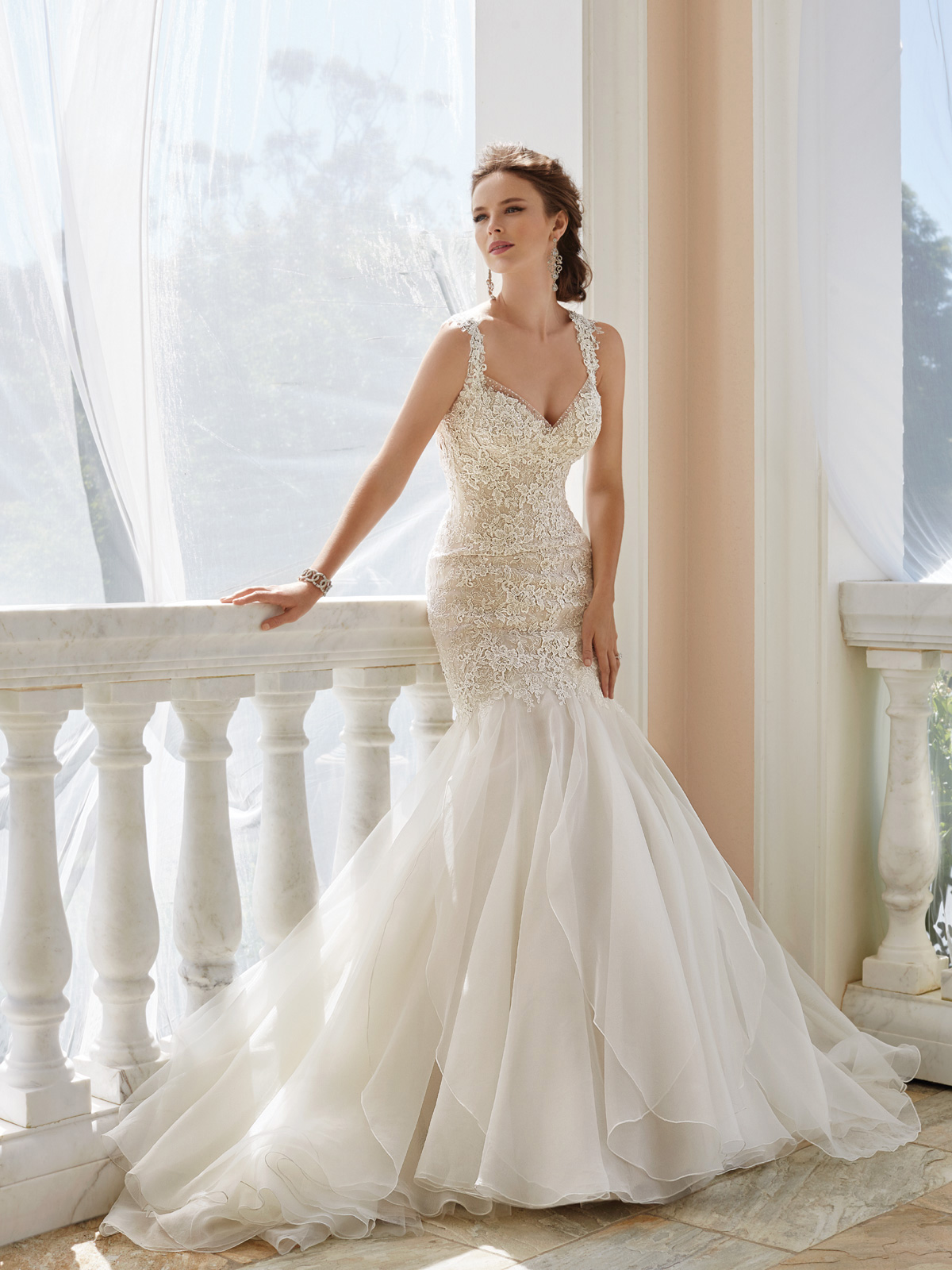 Vestido de Noiva decote princesa com alas e transparncia nas costas, corpo alongado todo em renda soutache rebordada em pedrarias e saia semi sereia em lenos de organza com leve cauda.