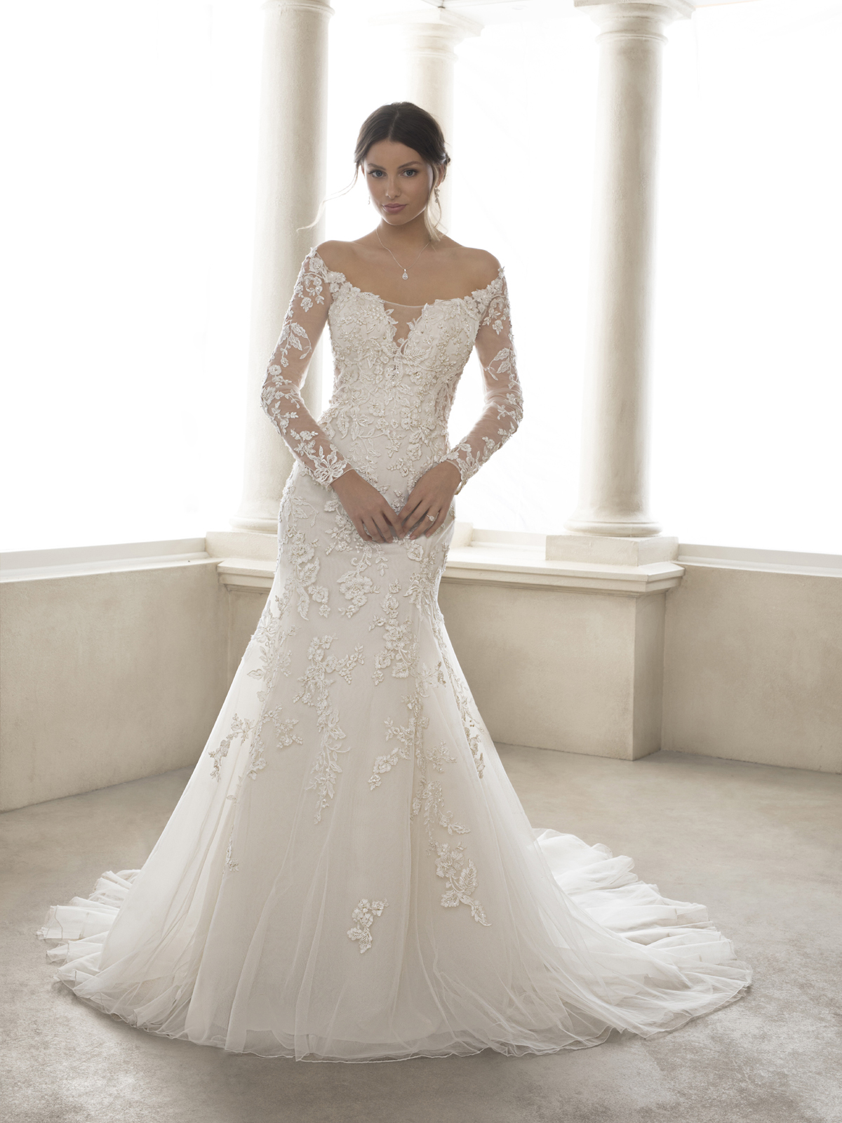 Criado a partir de tule francs e organza ricamente adornada com apliques de renda em fio de seda, fabuloso corte semi sereia esse vestido de noiva apresenta um detalhe transparente no decote sem alas, oferece ainda transparncia no corpo para um ultra efeito de emagrecimento, botes em forma de diamante e rendas lindas que derramem levemente a saia delicada. Bolero destacvel opcional para as noivas que gostam de um diferencial.