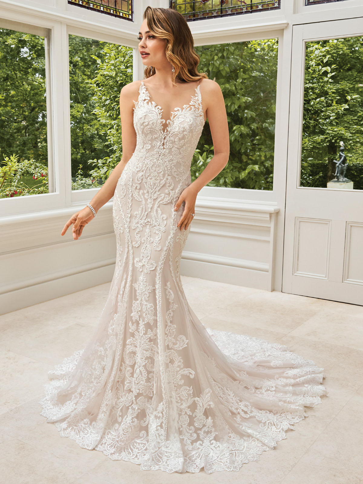  Vestido de Noiva em renda onde  nenhum detalhe  esquecido neste incrvel estilo Sophia Tolli design Premiere !! O tule enevoado e o luxuoso crepe com elastano  se combinam lindamente para criar um vestido sedutor, que abraa as curvas, em uma silhueta espetacular. O decote alto de tule de Karla  adornado com apliques de renda  com contas de cristal e uma tcnica brilhante de fios para criar a iluso de um decote em V profundo. Rendas artisticamente colocadas enquadram as costas e so um charme a parte !!